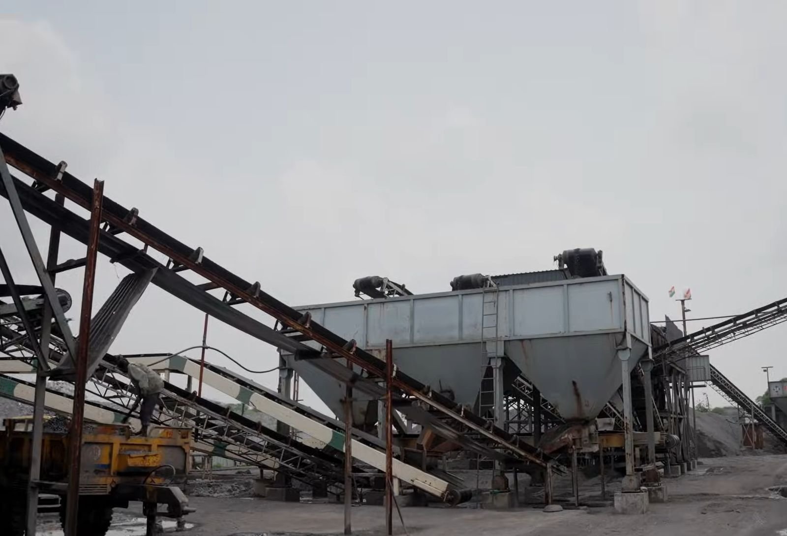 Crushing and screening plant with hoppers and conveyors